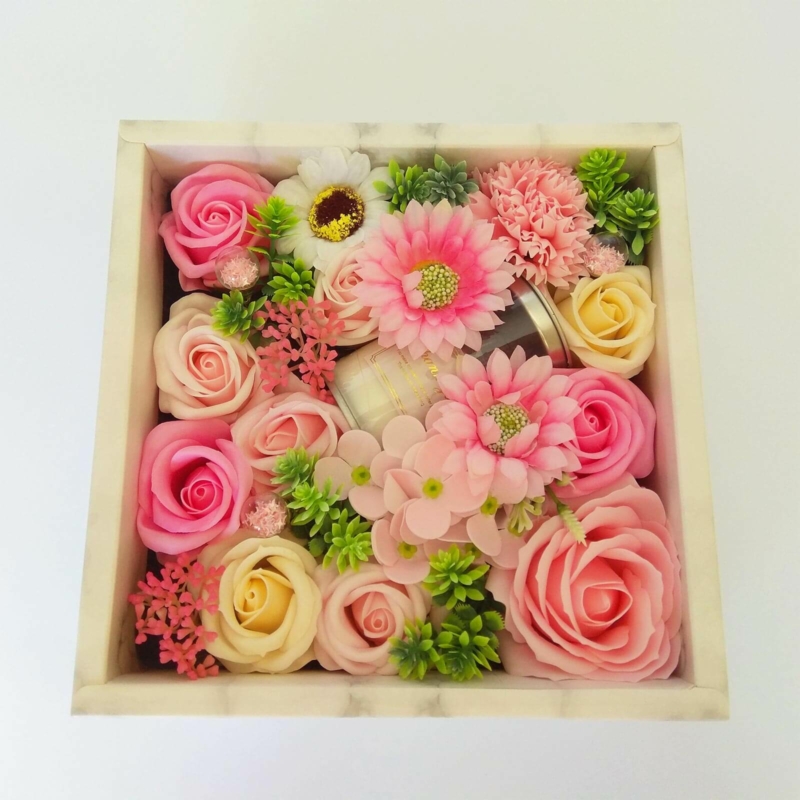 Rózsaszín szappanvirág doboz gyertyával